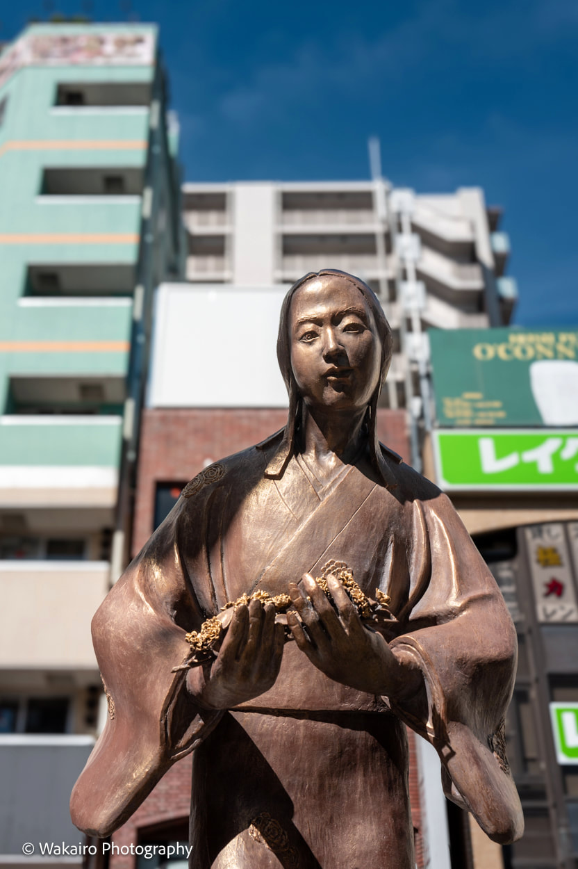 日暮里駅 山吹の花一枝像